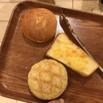 ラ・ブランジュリ・キィニョン - 焼きカレーパンとクロックムッシュ
            紅茶メロンパン