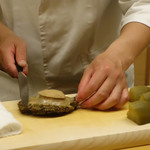 道人 - 鮑を調理中