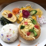 カフェアンドショップ ロータスランド - 2019/06/12 週替
      新玉ねぎ大豊作！感謝プレート 550円
      ・新玉ねぎのカップグラタン・新玉ねぎ入りプレーンオムレツ・エンサイ炒め・オニオンスープ・赤玉ねぎのスライス・フレッシュサラダ・ごはん