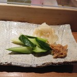 Sushidokoro Zen - ガリとキュウリと信州味噌(鰹節とすり胡麻が和えられています)
