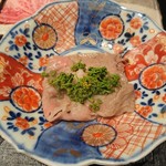 御料理 まつ山 - 肉と花山椒を一緒に頂きます