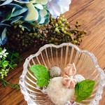 BRILLIANT TEA - 紅茶の単品についてくる小さなお菓子(種類はその日のお楽しみ)写真はブールドネージュ、メレンゲ(ストロベリー&ブルーベリー)の紫陽花仕立て
