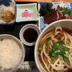 おぎ野 - 6月12日(水)日替わりランチメニュー。カツオのタタキ。
      コロうどん大盛り。900円也