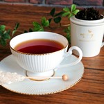 BRILLIANT TEA - 紅茶with小さなお菓子￥1,000(ホットティーVer.)紅茶はその日の十数種からお好きなものをお選びいただけます。テイスティングカップでお淹れし、茶葉もテーブルへお持ちいたしますので、茶葉の香りもお楽しみください。この茶葉で2煎目も提供いたします。※プレミアムティーとロイヤルミルクティーは+200円