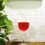 BRILLIANT TEA - 紅茶with小さなお菓子￥1,000(アイスティーVer.)紅茶はその日の十数種からお好きなものをお選びいただけます。香り立つワイングラスで提供いたします。氷を入れないスタイルのため、最後までベストな味わいをゆっくりお楽しみいただけます。※プレミアムティーとロイヤルミルクティーは+200円