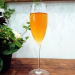 BRILLIANT TEA - スパークリングティーwith小さなお菓子 ￥1,000 アイスティーを炭酸で割ったドリンク。種類は週がわり。シュワシュワ炭酸の泡とともに紅茶の香りが立ち上ります。