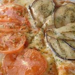 ミネルバ茶房 - トマトとナス　のハーフ＆ハーフ！　　ピッツァはクリスピー！