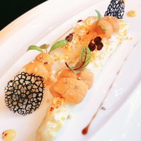 ガストロノミー ジョエル・ロブション - フランスロワール産ホワイトアスパラガス ミモザ仕立てにし、ターメリックの香るヴィネグレットと雲丹を添えて