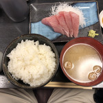 Waraku - 和楽ランチ、この日のお刺身はキハダマグロ