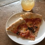 畑の中のレストラン EKARA - 取り分けたピッツアと自家製ジンジャーエール648円