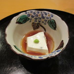 懐石料理 はし本 - 付出し]：小豆入りの胡麻豆腐