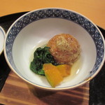 懐石料理 はし本 - 焚き合わせ：ジャガイモとタマネギの牛タン入りのお饅頭