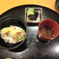 懐石料理 はし本 - 御飯：蓮根・枝豆・生しらすのおこわ