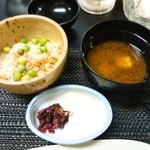 東学坊 - グリーンピースのご飯と赤出汁と漬物