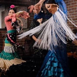 We hold flamenco shows every week that you can enjoy while eating!