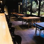 Rabombansugion - 日本で三本しかないアフリカンチェリーで作られた13mのカウンターと落ち着いてお食事が出来るテーブル席。大きな一枚窓から樹々を愛でいり季節の移り変わりを感じられる店内。