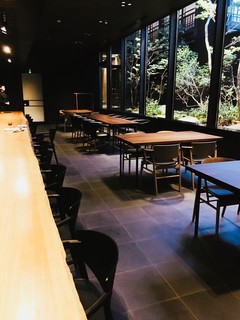 Rabombansugion - 日本で三本しかないアフリカンチェリーで作られた13mのカウンターと落ち着いてお食事が出来るテーブル席。大きな一枚窓から樹々を愛でいり季節の移り変わりを感じられる店内。