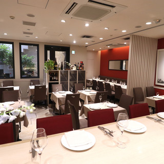 赤と白を基調としたモダンな店内は37席ございます。