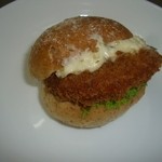 ヒルズ パン工場カフェ - 海老かつバーガー