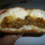 ヒルズ パン工場カフェ - カレーパン　断面