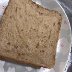 こだわり食パン専門店 麦麦 - カットすると、アマニ粒がぎっしり。