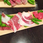 白洲 - 左 カルビ   右  ロース  
                                カルビは「焼く」のではなく「炙り」で