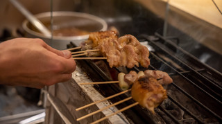 Yakitori Atsu - 焼き鳥焼いているところ