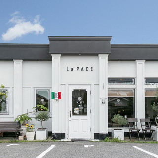 도시에서 조금 떨어진 조용한 곳에 위치한 세련된 가게