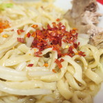ラーメン二郎 - 粗挽き唐辛子投下～♪
