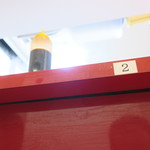 ラーメン二郎 - カウンター上の赤酢