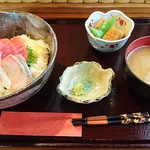 Te Dukuri Chuubou Kaedeya - 海鮮丼 850円（税込）