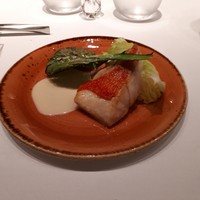 l'intemporel - 金目鯛のポアレ　白ワインとバターのソース　ちりめんきゃべつ小松菜をパリッと焼いたもの　レタス