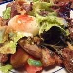肉ナリ焼クナリ - 新鮮な霧島鶏のレバーとベーコンの肉食系サラダ　温玉のせ￥980