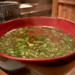 面 - 蜆と浅葱の赤出汁　アツアツ　やくみの香りが、山椒？