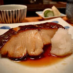 面 - 銀だらっ♪　フカフカの身を箸で割って頬張れば　サッと溶けて広がる脂　甘み控えめの煮汁に付けて　流石の融点の低さです