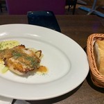 シーフードレストラン＆バー SK7 - メインのカジキマグロとパン