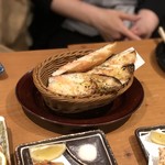 炉端焼き ちずり - ガーリックトーストも炉端で焼かれてるんだ、きっとそうだ