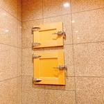 恵比寿 えんどう - 氷を入れて使う冷蔵庫だそうです。ここに熟成された魚達が入っていました