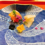 くすのき - 桜鱒とマコガレイ。特に桜鱒の鮮度と旨味に驚きました。人参で作られた蝶々の包丁技。素晴らしいです。