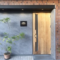 鮨 巳之七 - 玄関はスッキリとしたスマートな配色でお洒落な感じ。