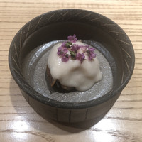 鮨 巳之七 - サルボウ貝、つぶ貝、酒粕の味噌ソースかけ。小藤の花弁を散らした酒粕の味噌ソースが秀逸。