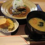 九州恵みのこづち - 味噌汁と共に添えられた小鉢は玉子焼き２種類です。