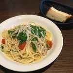 ヴァベーネ - ランチパスタにはパンが付きます