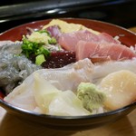 酒と魚 希唯 - ランチの海鮮丼(900円) ※現在ランチ営業は日曜のみ