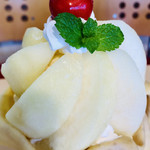 アオイ農園　ぶどうの木 - 桃のパフェ