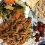 大地を守るDeli - 奥のマカロニサラダはコンビニ購入