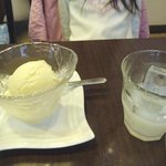 和ダイニング 四季彩 - お子さまランチのアイスとカルピス（飲みかけ）