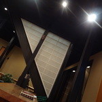 活鰻 三味 - 天井は黒を基調として落ち着いています