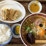 ラーメン天馬 - ラーメン定食A（ギョーザ）820円