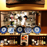 かつ吉 - カウンターから調理場を望む